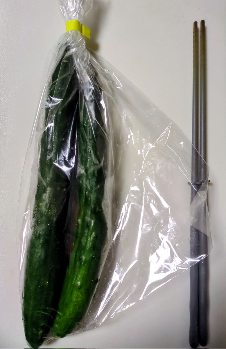 yellowwave0124's tweet photo. 先日のマーベラス新木場大会で天野農園の🥒を購入。長〜い!!なんと菜箸とかわらない長さ✨水々しい。鹿児島から送られた、鰹節と梅が入った味噌󠄀をつけて😋美味い👍ずっと食べ続けられるな(笑
#天野農園　(仮)　
#清水市清水区産　#にんにく
#カルロス天野　さん 
#永島千佳世　さん https://t.co/K1YUBjoVTE