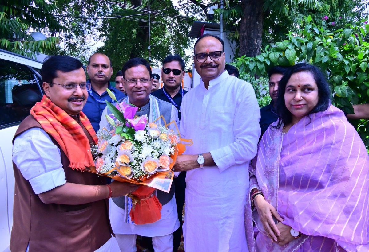 NitinNabin's tweet photo. आज लखनऊ में उपमुख्यमंत्री श्री ब्रजेश पाठक जी के आवास पर उनके परिवारजनों से स्नेहपूर्ण भेंट हुई।

@brajeshpathakup https://t.co/N75mhiISAK