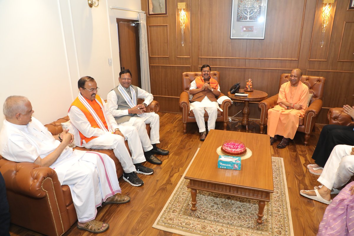 NitinNabin's tweet photo. आज लखनऊ में उपमुख्यमंत्री श्री ब्रजेश पाठक जी के आवास पर उनके परिवारजनों से स्नेहपूर्ण भेंट हुई।

@brajeshpathakup https://t.co/N75mhiISAK