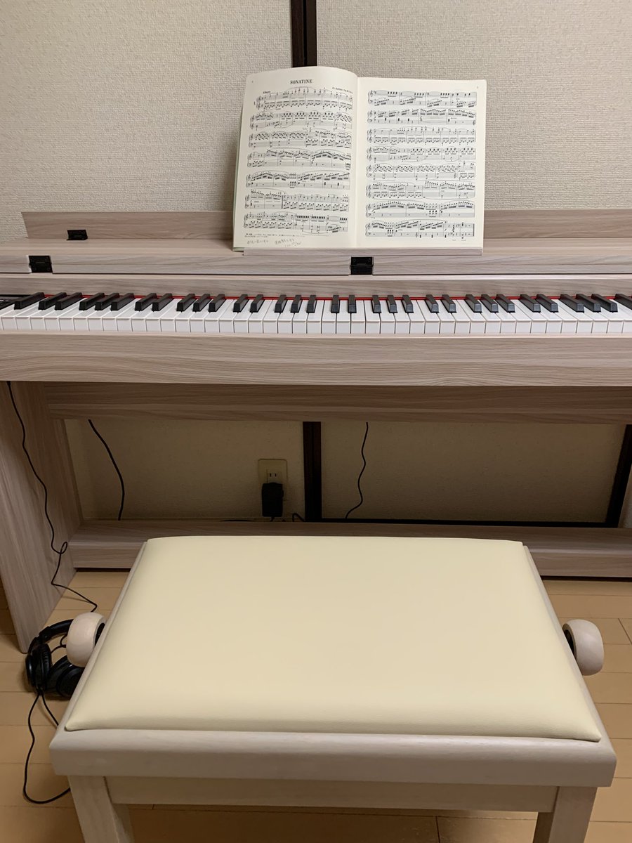 robenishi's tweet photo. 電子ピアノ買った。毎日練習してるけど、数十年のブランクは大きい。(譜面台の楽譜の曲、以前はスラスラ弾いてたやつ)
とりあえず、ヘンデルのパッサカリアが弾けるように頑張る。 https://t.co/FHyFGZCHfr