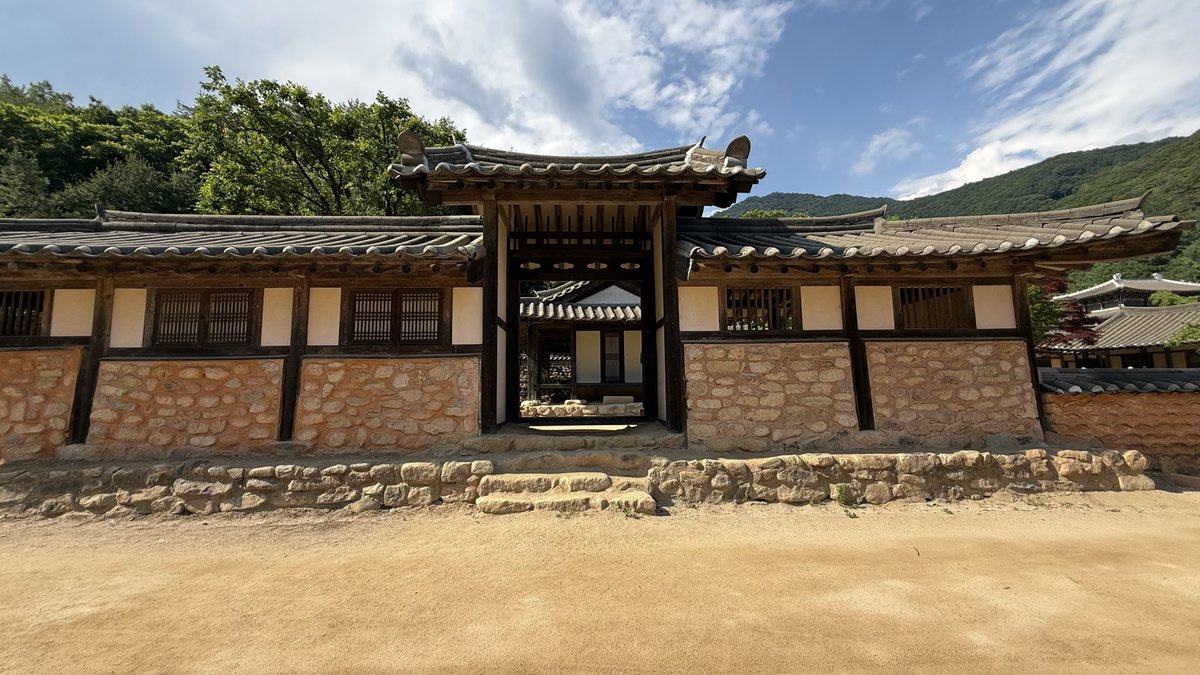 mydeej's tweet photo. 📍능군리 은애집, 현겸집 대문 앞 <문경새재오픈세트장>

거의 모든 사극들이 거쳐가는 곳이지만 연인러에겐 그저 능군리겠지 https://t.co/BwKdu3thri