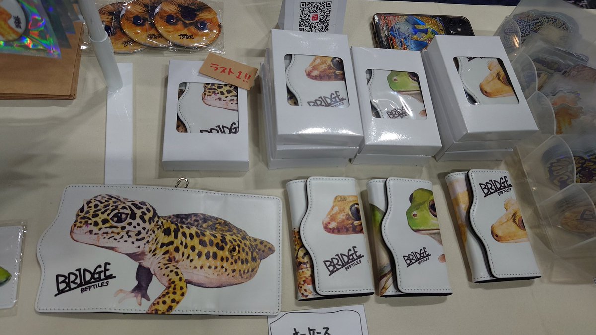 oosakaMacropus's tweet photo. 絵がすごく好き。
キーケースが最高にかっこいい。
キーケースを買ったら缶バッジもらえました。
ええ表情やなぁと思って作家さんのインスタ見たら
゛ぎゅんぎゅんもぐちん゛
て言われてて動画も上がってて『確かに！』てなりました（笑）
いいのもらえました♪
#レプタイルズフィーバー
#BRIDGE https://t.co/R9yB4V65gQ
