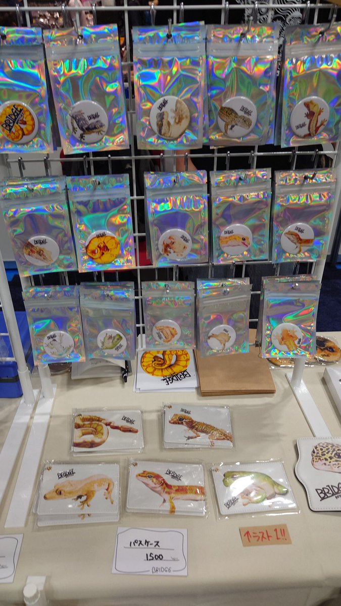 oosakaMacropus's tweet photo. 絵がすごく好き。
キーケースが最高にかっこいい。
キーケースを買ったら缶バッジもらえました。
ええ表情やなぁと思って作家さんのインスタ見たら
゛ぎゅんぎゅんもぐちん゛
て言われてて動画も上がってて『確かに！』てなりました（笑）
いいのもらえました♪
#レプタイルズフィーバー
#BRIDGE https://t.co/R9yB4V65gQ