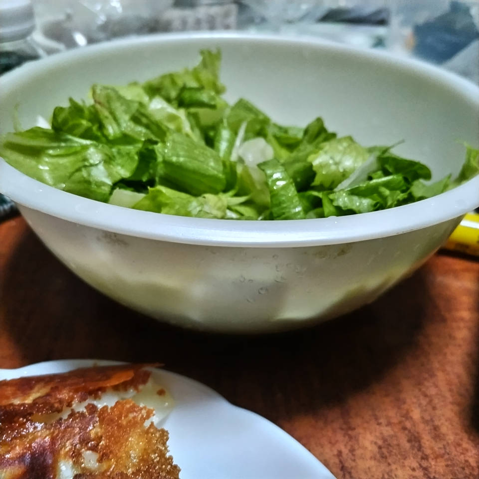 rizaadou's tweet photo. 【晩御飯】
タコライス作ろうと買ったレタス、もう塩ふって食べる
不足する栄養分補うのはふりかけと玉子 https://t.co/ydGGAxtq6a