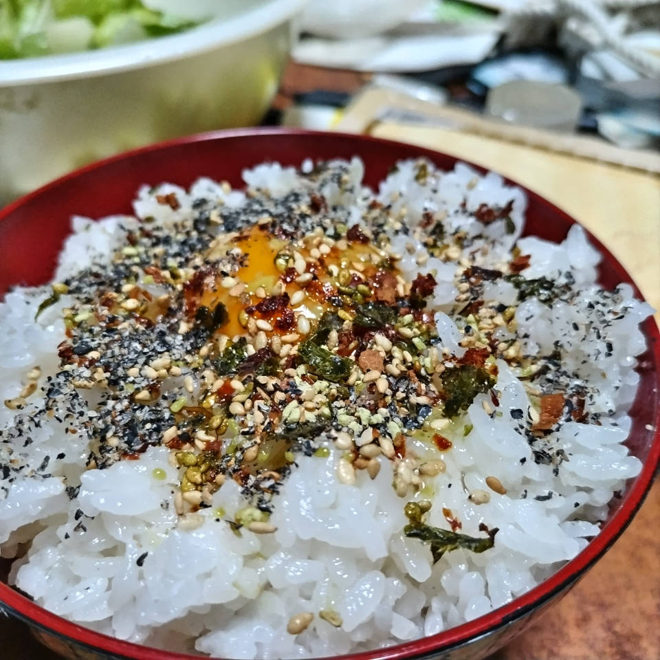 rizaadou's tweet photo. 【晩御飯】
タコライス作ろうと買ったレタス、もう塩ふって食べる
不足する栄養分補うのはふりかけと玉子 https://t.co/ydGGAxtq6a