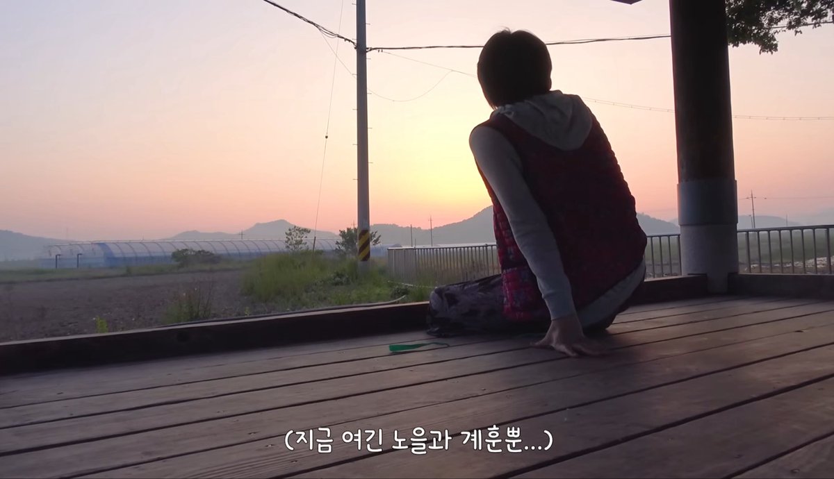 iiiiingging's tweet photo. 뒷모습 진짜 할머니같음 https://t.co/7rrOIvSqMK