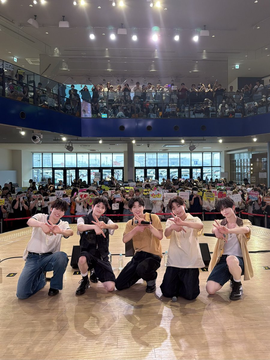 Official_VIBY's tweet photo. ✨✈️ TOMOスナップ 公開 ✈️✨

VIBY 1st CD Single『Miracle : The First Light』大阪リリイベにて、TOMOと撮影した集合写真を公開📸

ご来場いただいた皆さま、ありがとうございました✈️

📍会場：セブンパーク天美

次は7/12（日）愛知･アスナル金山でのリリースイベントでお待ちしてます🩵

#VIBY_リリイベ
#VIBY #バイビー 
#VIBY_Miracle_TheFirstLight
#RiiMJ