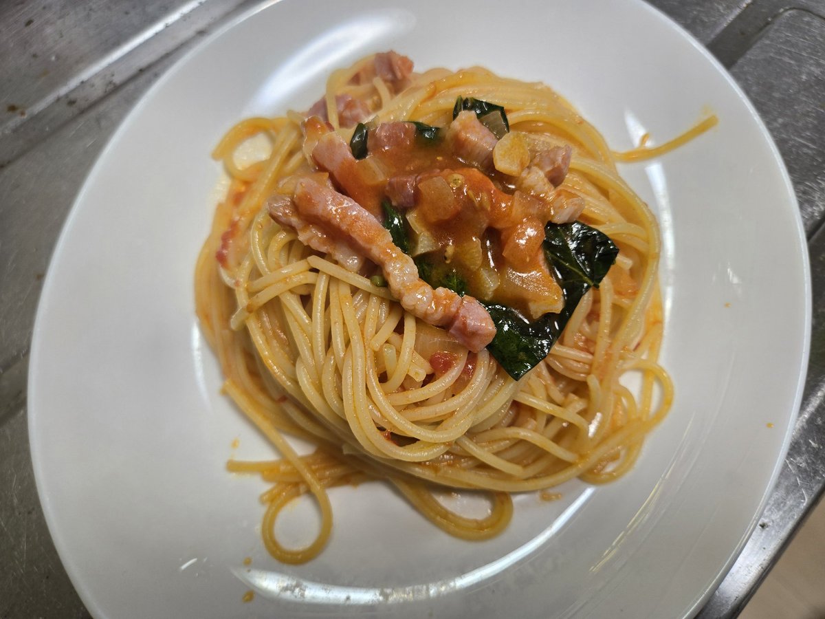 0314And's tweet photo. ばあちゃん家から届いた夏野菜セットのトマトを使ってフレッシュトマトパスタとカプレーゼ🍝🍅 https://t.co/wUafVF1cge
