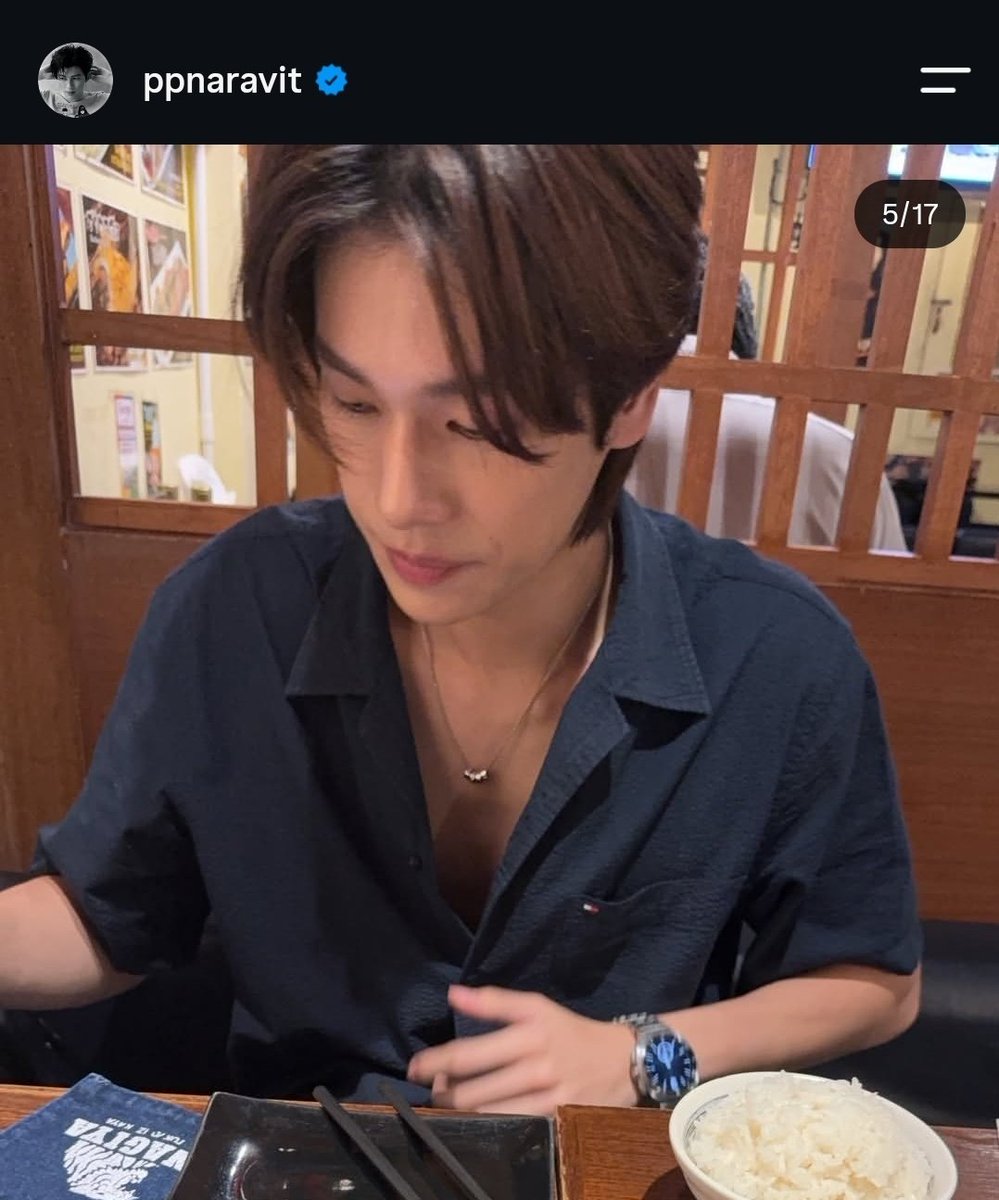 ariappw's tweet photo. So were they together that day? 👀 The outfits look the same and it kinda looks like they took each other's pictures and went out to eat together. 😭 And I don't think it's just a coincidence that they posted these pics on the same day 👀 https://t.co/YDV1cZnpkv