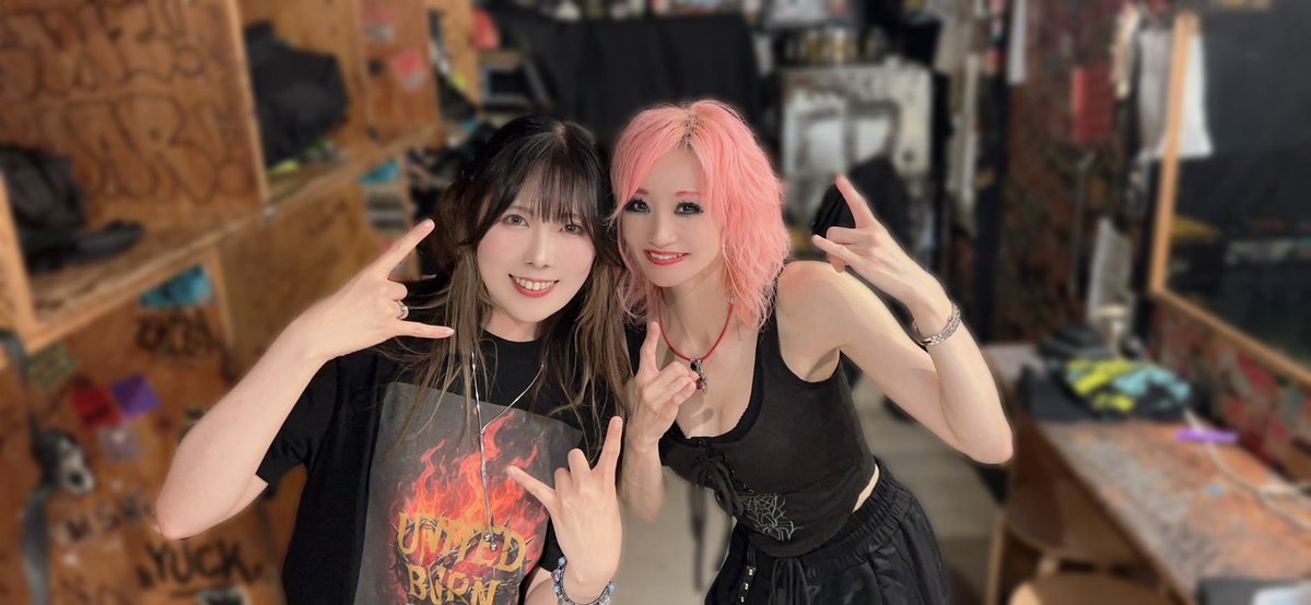 hina_drums's tweet photo. ✨昨日の思い出📸✨

Little LilithのドラマーYUKIさんが、私の @HiinaRose のスパイダーネックレスを気に入って下さっていたので、プレゼントさせていただきましたー😍🙏🎁💕
その場で付けて下さって！なんとオソロのネックレスでファイナルを迎えましたー‼️😭🤘❤️‍🔥❤️‍🔥🥁🥁（嬉）

サポートギターのメイトさんともとっても仲良くなれてすっごく嬉しかったです🥹🎸🙏♥️✨

終演後はドラマー同士でも色々とお話させていただき、最後まで本当に最高なツアーでした🙏🔥🔥
ライヴでは、お互いのセッティングチェンジを手伝って下さったり、皆様のお人柄も、プレイも本当に最高過ぎました😭‼️‼️‼️

またご一緒出来るように精進致します！！🙇‍♀️🥁🥁🔥🔥

本当に、ありがとうございました‼️✨