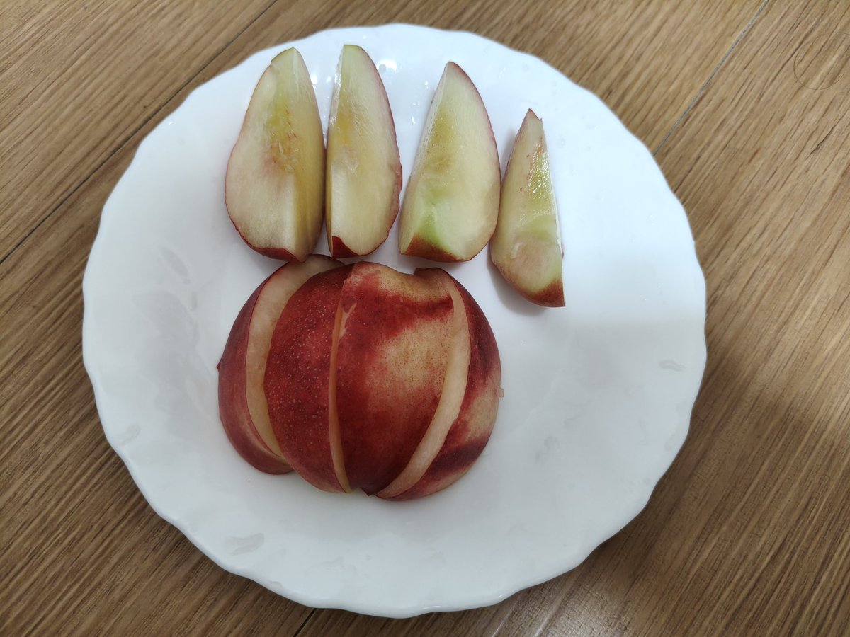 daikichi1995's tweet photo. あまとう2号、めちゃめちゃ甘い！
おいしい！
何個でも食べられる‥
とろとろの柔らかくなったあまとうファンが多いけれど、ぼくはもぎたてシャキシャキ派。
糖度は変わらないからね。

#あまとう2号
#桃 https://t.co/nqr69bpUe4