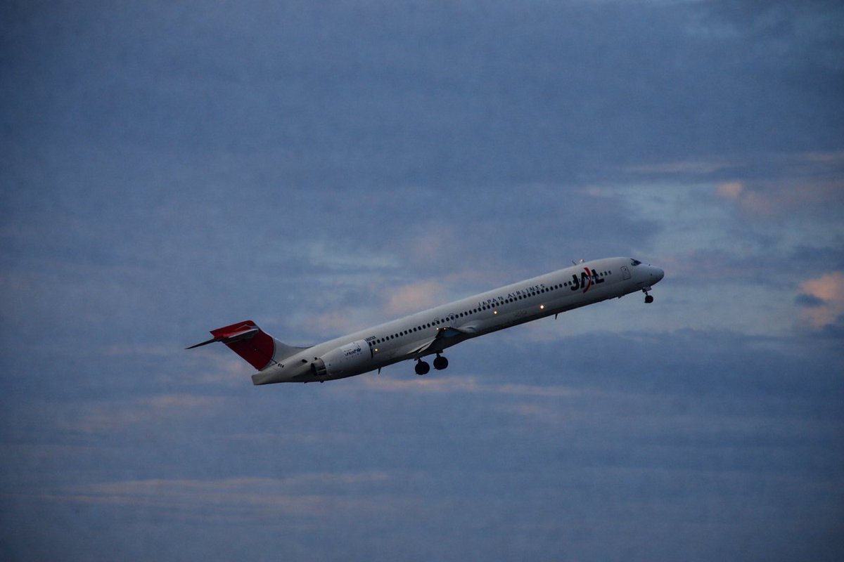 AB27Z70's tweet photo. 珍しく旅客機も撮ってた、MD90って殆ど面識無かったけど、当時一緒に撮りに行った人が興奮していたのは覚えてる(´・ω・｀) https://t.co/hHeFvnnfWM