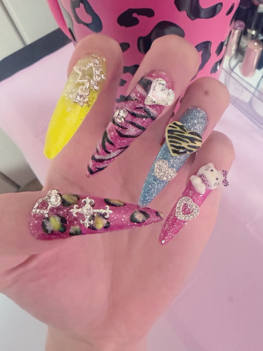 Cecil_Azurea's tweet photo. 今月💅変えた〜〜
夏🌞🌴🌺✨やっぱネオンギラギラが好き😘😘
そして毎度左手やる時に力尽きるんよな https://t.co/cUG0yH3KNt