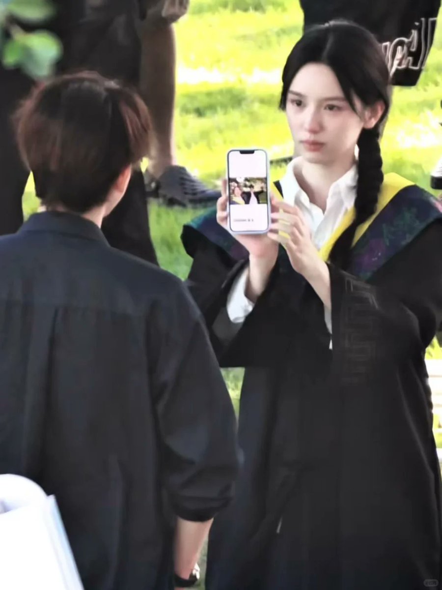 czhouye's tweet photo. Tan Jin actually passed away at the age of 17; he never went to college with Lin Shilan in a real timeline. Lin Shilan saw Tan Jin again—whether as a life in parallel universe or a hallucination—around the time of her university graduation. After taking a photo together, she realized he’d completely vanished.

#潮热雨季未解之谜 • #ZhouYe #HuXianxu