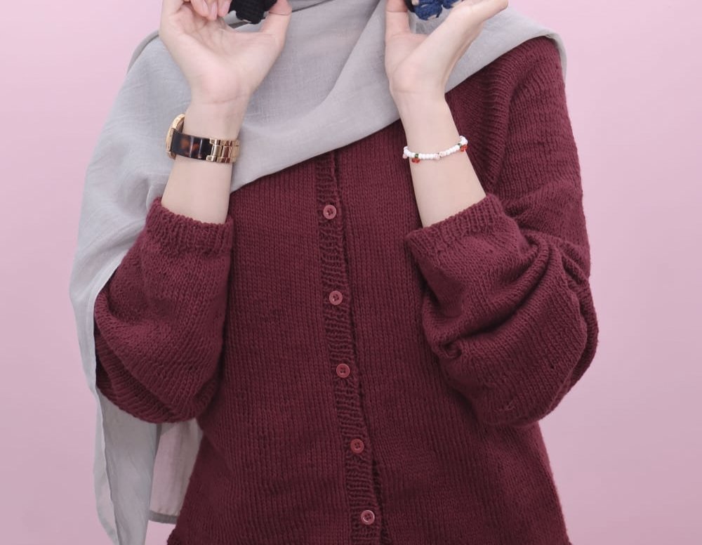 daisyduckdaisy_'s tweet photo. TAMAT.

Hasil knitting selama sebulan lebih, dari 27 May sampai tadi malam jam 22.24, tanggal 4 Juli.

OTSU BANGET. 

Super proud of it, super comfy, my first ever cardigan and i will wear it often. For sure.

Definitely not the best, but every flaw has a piece of me in it. https://t.co/HIHJPLAsp2