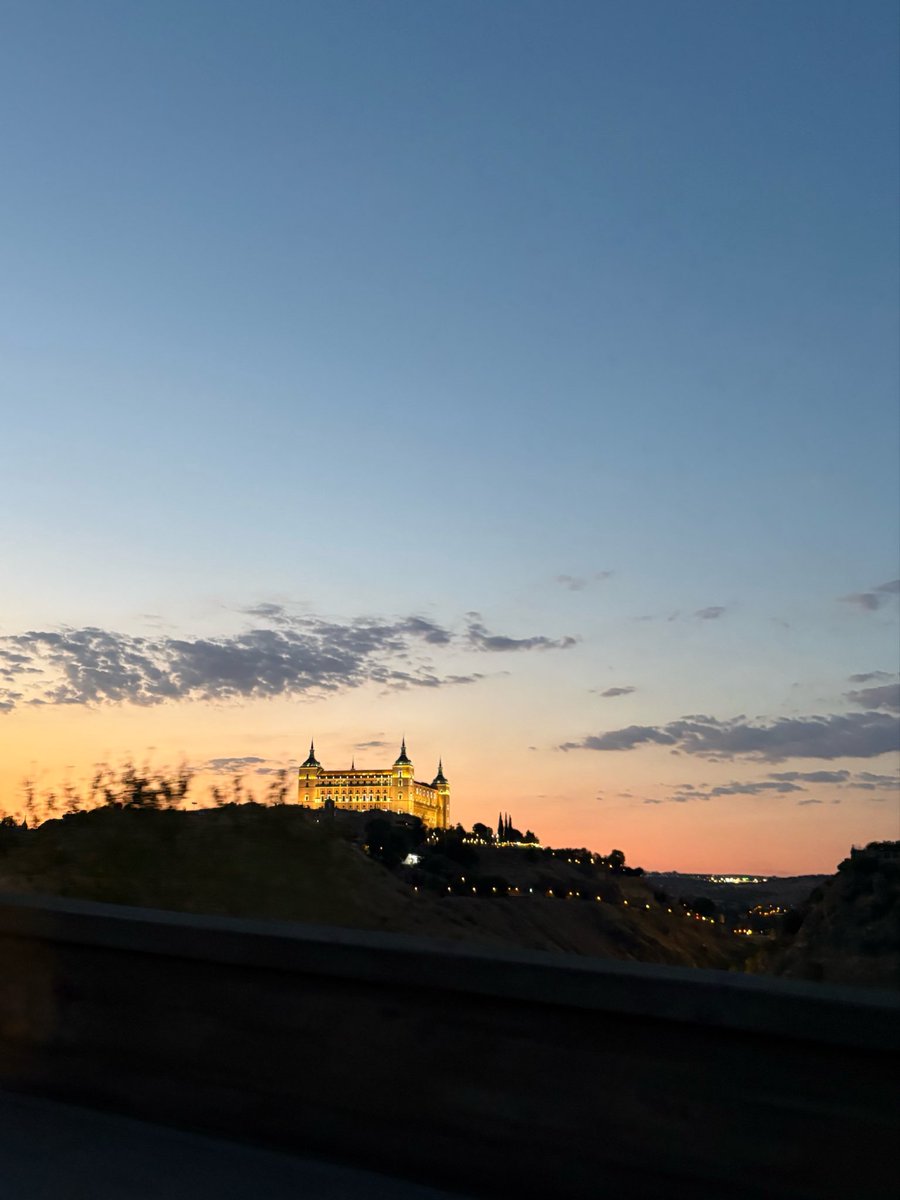 lizzbaly's tweet photo. El atardecer en Toledo es una cosa de dioses. https://t.co/RunR8YE9Da