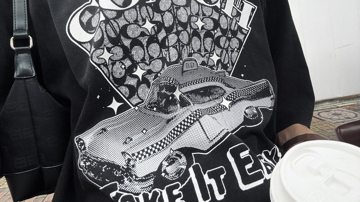 hyago_sing's tweet photo. アウトレットのCOACHで買ったTシャツなんですけどこの頭のネジ緩んじゃってる感が良いですよね、今年の夏服で一番気に入ってる https://t.co/ecwqwWUa0W