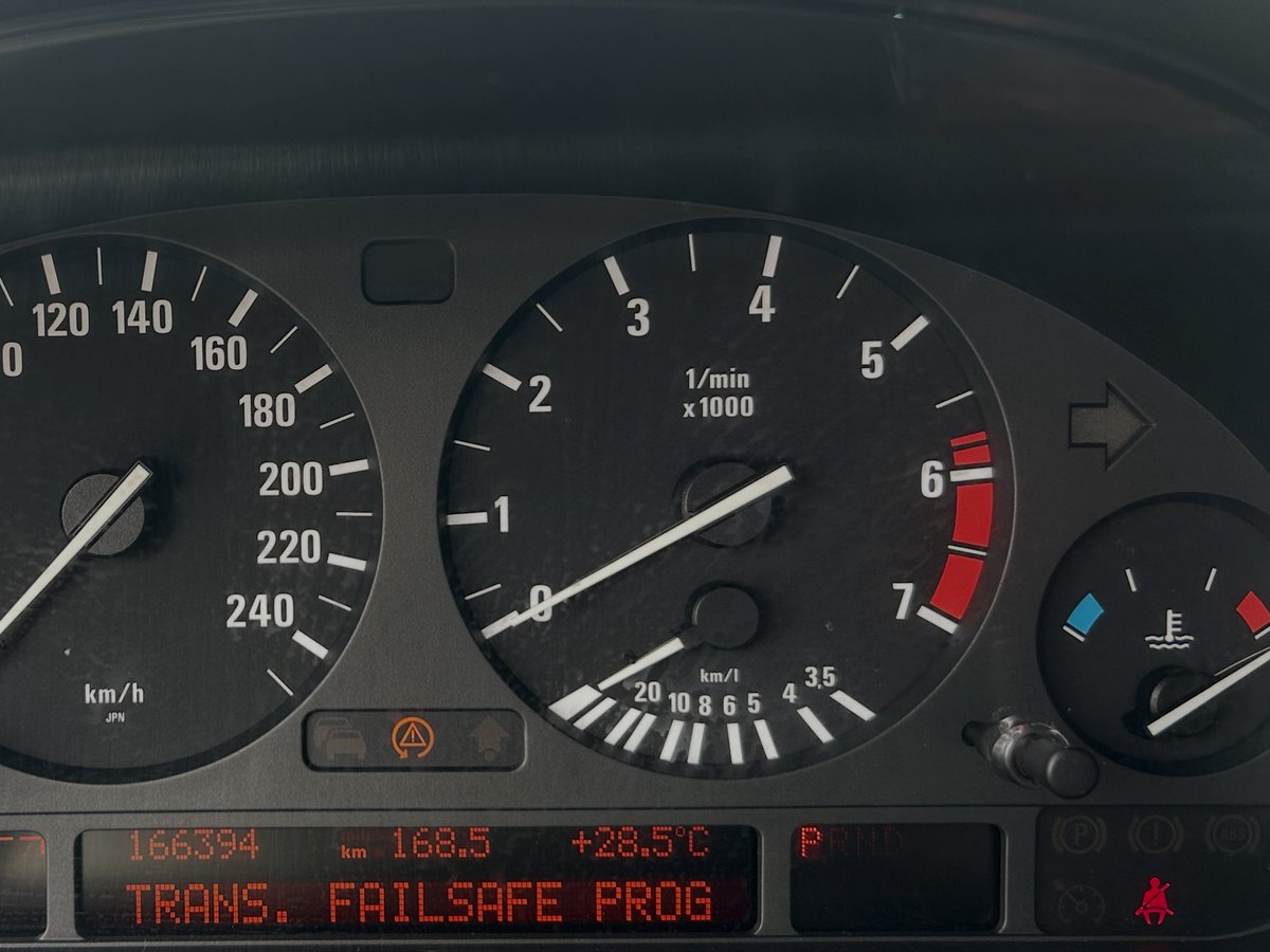 acpsato's tweet photo. 750でエンコ
engine failsafe prog表示で、水温計、タコメーターが誤表示。
自走は危ないんで、積載車でディーラーまて運んでもらった。
そしたら、お仲間が。今時、E38が2台並んでいるディーラーなんてないよね。
最後の340i特別仕様見てきた。 https://t.co/xpozovYTGf
