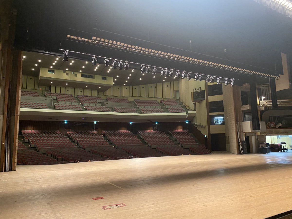 MUKAI_WATARU's tweet photo. 今日は松山市民会館で石田組公演でした。
初めてお会いしたのは2002年、神奈川フィルにエキストラで呼んでいただいた時。向井は大学生でした。
石田組には2017に参加させていただいて以来9年ぶりの参加でした。
石田さんは、近寄りがたいオーラを纏いながら、圧倒的に美しい音色と実力を持ち、誰よりも練習を大切にしていて、余計なことは言わない。
そして人のこと、色んなことをとても気にかけてくれてる方、だと思います。
演奏スタイルも人間性もファッションも、クセツヨ過ぎて最高です！！
ありがとうございました…♪