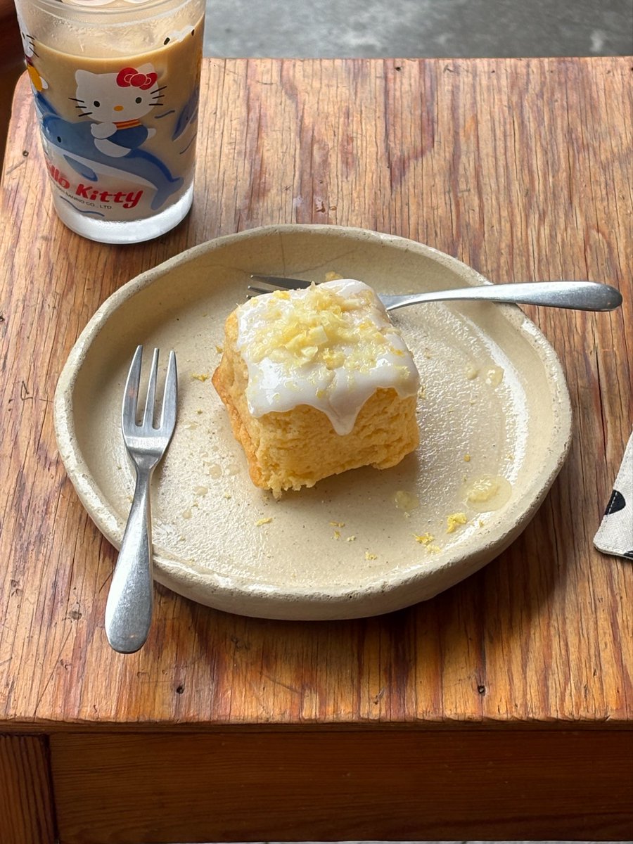 OOurday's tweet photo. 狂ったように韓国カフェを巡る私が東京で1番韓国に近いカフェおすすめは絶対にここ"daycoffee"☕️空間、味、店員さんの優しさ全部総合して大好きなお店、、新作のレモンケーキ絶品だった https://t.co/kP6uYIkXSJ
