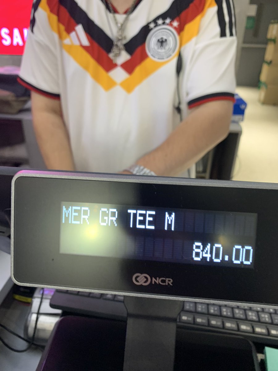 februariusxv's tweet photo. ใครสนใจอยากซื้อเสื้อ RUS63LL ตามไปซื้อกันได้น้าาทุกคน วันนี้เราเพิ่งสอยมาจากสาขาที่เซ็นเวิลด์ ลด 30% เหลือ 840฿ คร้าบบบ มีทั้งสีดำและสีขาว ไซส์ L/XL นี่สอย L มาคือใส่เป็นเดรสได้เลยล่ะ แต่ลดราคาฟรินๆนะ 

ที่สาขา MBK ก็มีนะ เหลือแค่สีขาว ไซส์ S 1 ตัว และ XL 1 ตัวค่ะ แต่ลดแค่ 20% 🥹 https://t.co/gHNIrBm73E
