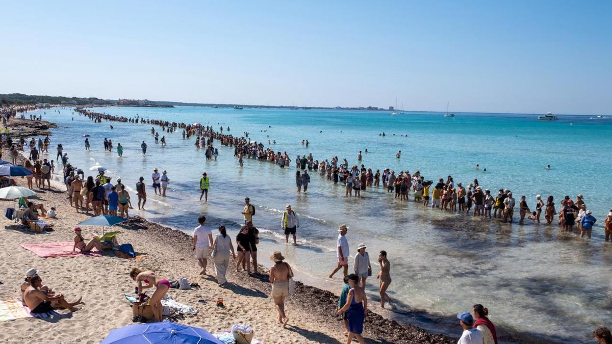 Som_PPCC's tweet photo. Espectacular cadena humana en defensa dels espais verges de Mallorca, amenaçats pel PP: 

Es Trenc no es toca! 📢👨‍👧👨‍👩‍👧‍👦👨‍👩‍👦‍👦👩‍👦

Unes 10.000 persones formen una cadena de tres quilòmetres a l'arenal de sa Ràpita. https://t.co/jgCkyombsE