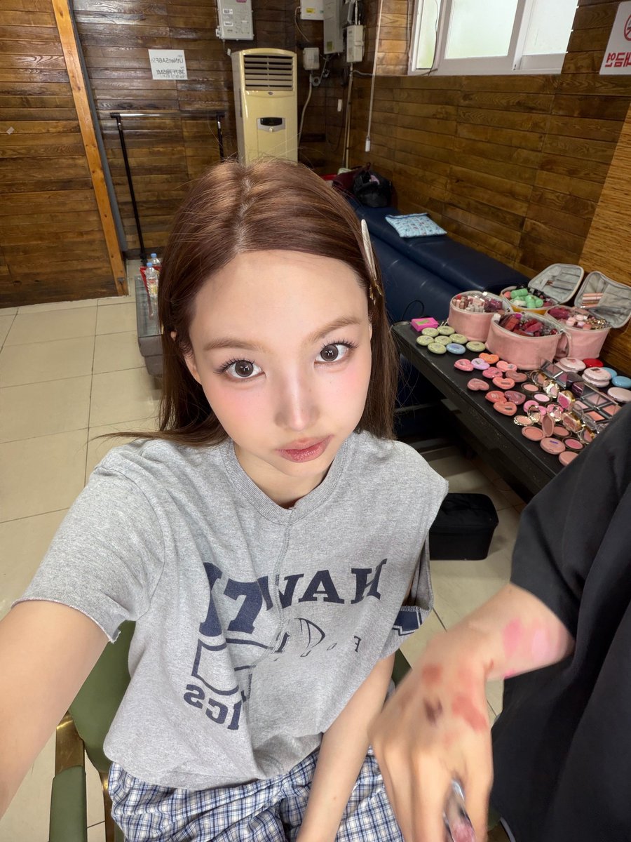 godmitzu's tweet photo. NAYEON DYED HER HAIR FOR THE CONCERT https://t.co/MkJ60QIurJ