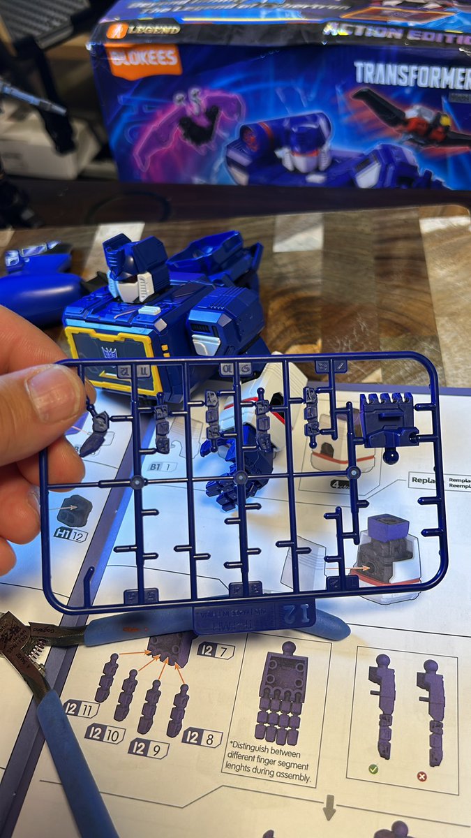 PLAPLABEEF's tweet photo. トランスフォーマーの
プラモデルを作ってます
驚きなのが、この指パーツ
RGみたく最初から
ジョイントパーツになってるんです
驚きです
#トランスフォーマー 
#プラモデル 
#プラモデル好きと繋がりたい https://t.co/yS3Ug0bERg