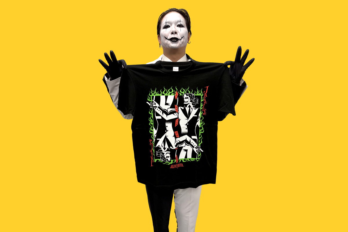 njpw1972's tweet photo. ジェイク選手に事前にリクエストを伺って、選手が思い入れのあるテイストのイラストに仕上げました！

『ジェイク・リー「TRUMP CARD」Tシャツ＆トートバッグセット（ブラック）』
https://t.co/BzEepdBWbj

ご注文受付は「本日21：59」まで！

#トーショピ https://t.co/yfS8Je7CJY