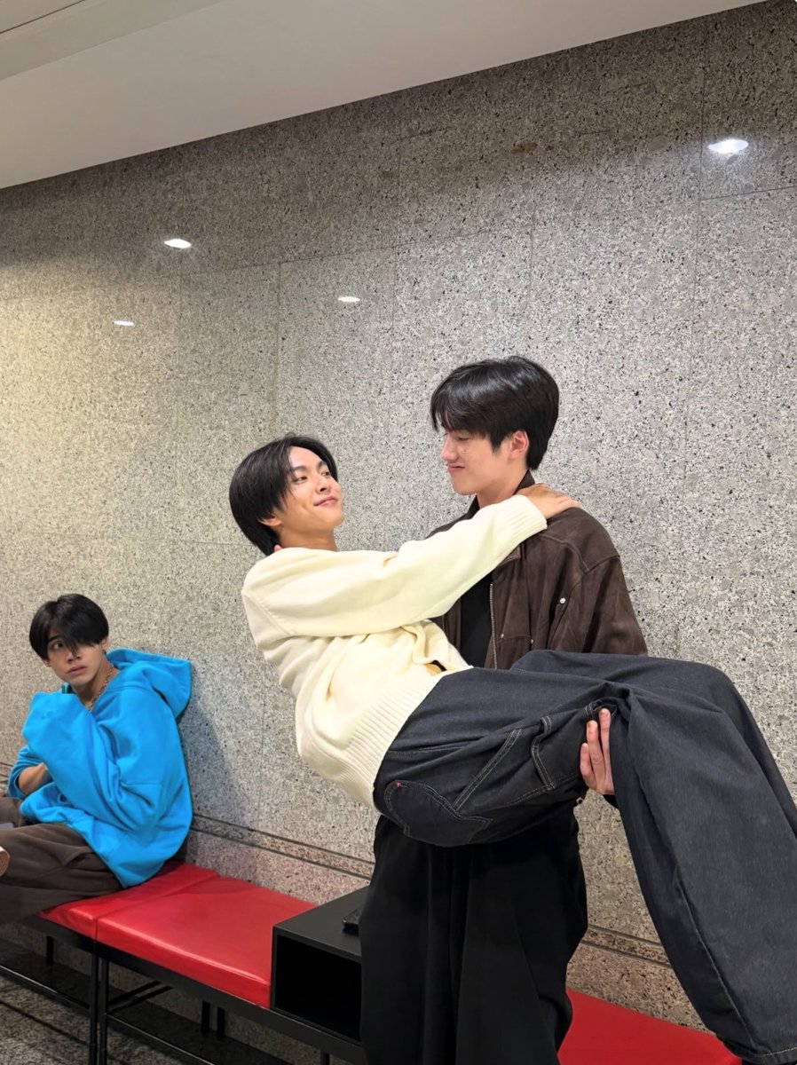 allapha11's tweet photo. นึกถึงอันนี้ ภูอุ้มเปอร์ แล้วภีมนั่งมอง เหมือนมีมแล้วคุณจะมารักกันตรงนี้เพื่ออะไร 555555555 https://t.co/sfsraqCPdy
