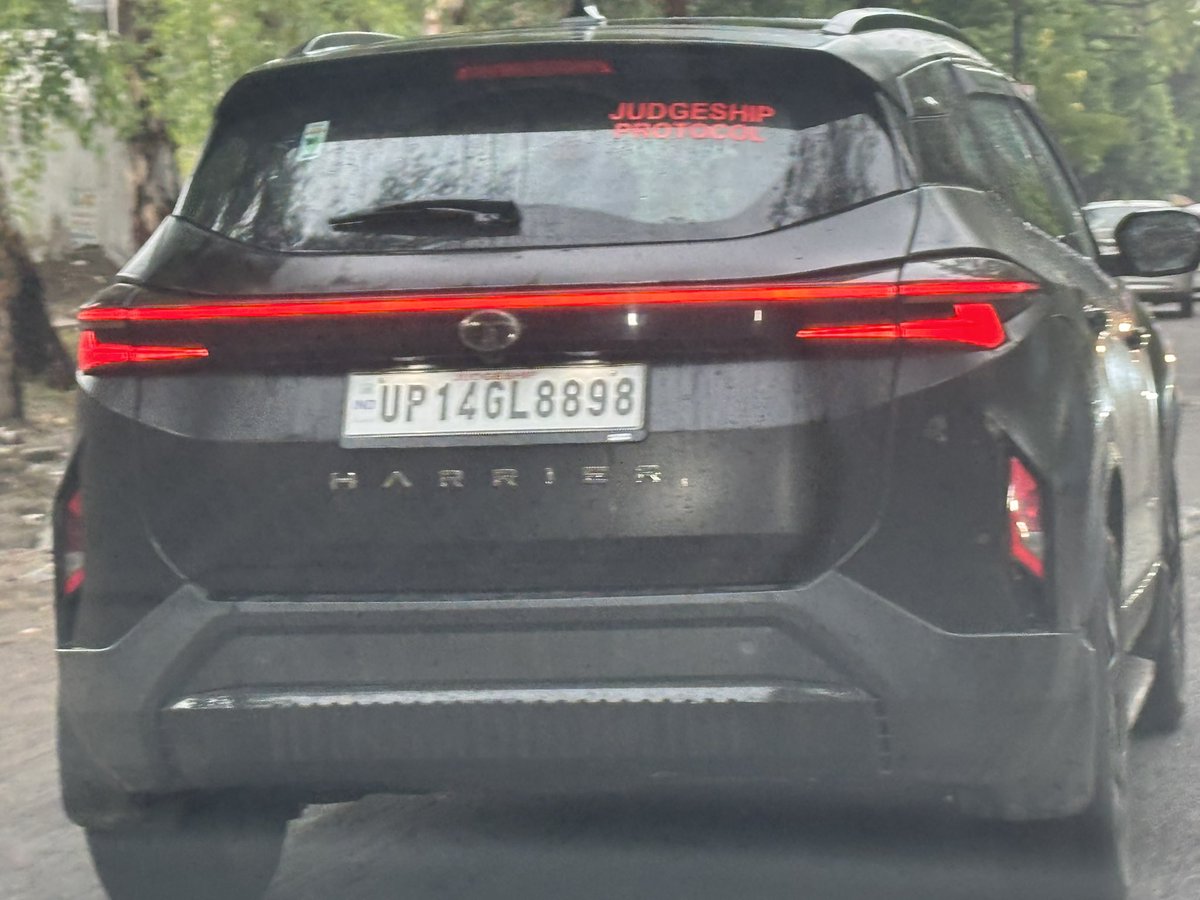 BabaTyagi's tweet photo. @Uppolice @ghaziabadpolice @meerutpolice @uptrafficpolice @meeruttraffic this car has hooter and Judge ship protocol written on it what is that @ANINewsUP @JagranNews @DainikBhaskar https://t.co/LuSl61DMIF