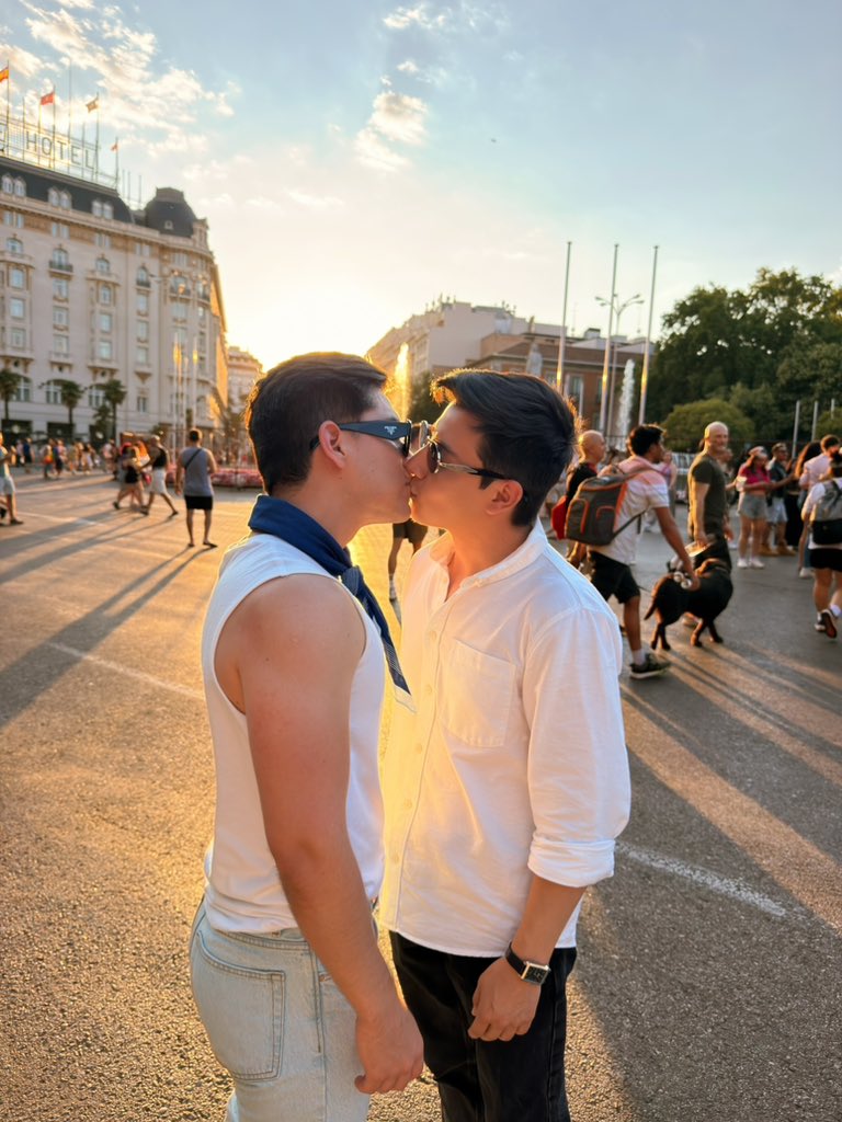 castromerao's tweet photo. Qué bonito es llegar a un punto donde ser tú ya no da miedo. 🤍

#pride https://t.co/8pvgb5eSa5