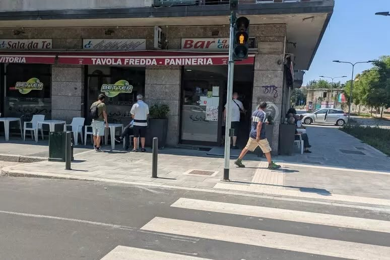 RobertoAvventu2's tweet photo. Accoltella uno sconosciuto in un bar a Milano: 'Mi sono divertito, appena esco lo rifaccio'

Il ferito, raggiunto da 20 coltellate, è ricoverato ancora in prognosi riservata all'ospedale Niguarda

Mi sono divertito, appena esco lo rifaccio": è quanto ha detto Lamin Saidilly, 22 anni, alle forze dell'ordine che lo hanno fermato ieri dopo che ha accoltellato uno sconosciuto in un bar di Milano.