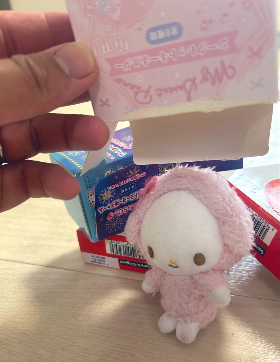 pianoniki26's tweet photo. ピアノちゃんバースデー前日の悲劇。

私 「ピアノちゃん明日、誕生日だからってはしゃいで空箱で遊ばないの♡！！ほら！取っちゃうぞ♡！」

私「えっ…？禿げ…いやっ、なんかごめん…。」 https://t.co/4tGpKnoQUv