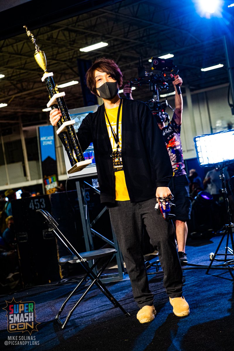 niconicopppppp's tweet photo. 来月の8/5～8/10にかけて
4年振りにSuperNova（旧SuperSmashCon：通称SSC）に行ってきます！

コンボコンテスト五度目の優勝目指して頑張ります！
でもまだコンボが完成してません！ヤバい！
対戦のほうはこの4年で周りのレベルも上がってるだろうし気楽にいきまーす('ω')/

↓四年前に優勝した時の https://t.co/DrXaj3RKT3