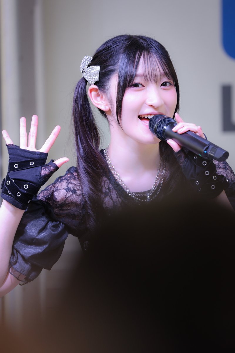 rwmirror's tweet photo. 宮本佳林 5thシングル リリイベ
📍ららぽーと名古屋みなとアクルス

元Juice＝Juiceの宮本佳林ちゃん💜
(@karin__miyamoto)
今年ハローはまなかんやJuiceに続く3度目、レジェンドの歌を聴こうと足を運んだらなんと撮影ok📸
可愛い佳林ちゃんをお裾分け
#宮本佳林 #HANAKARIN https://t.co/01MhQNlASf
