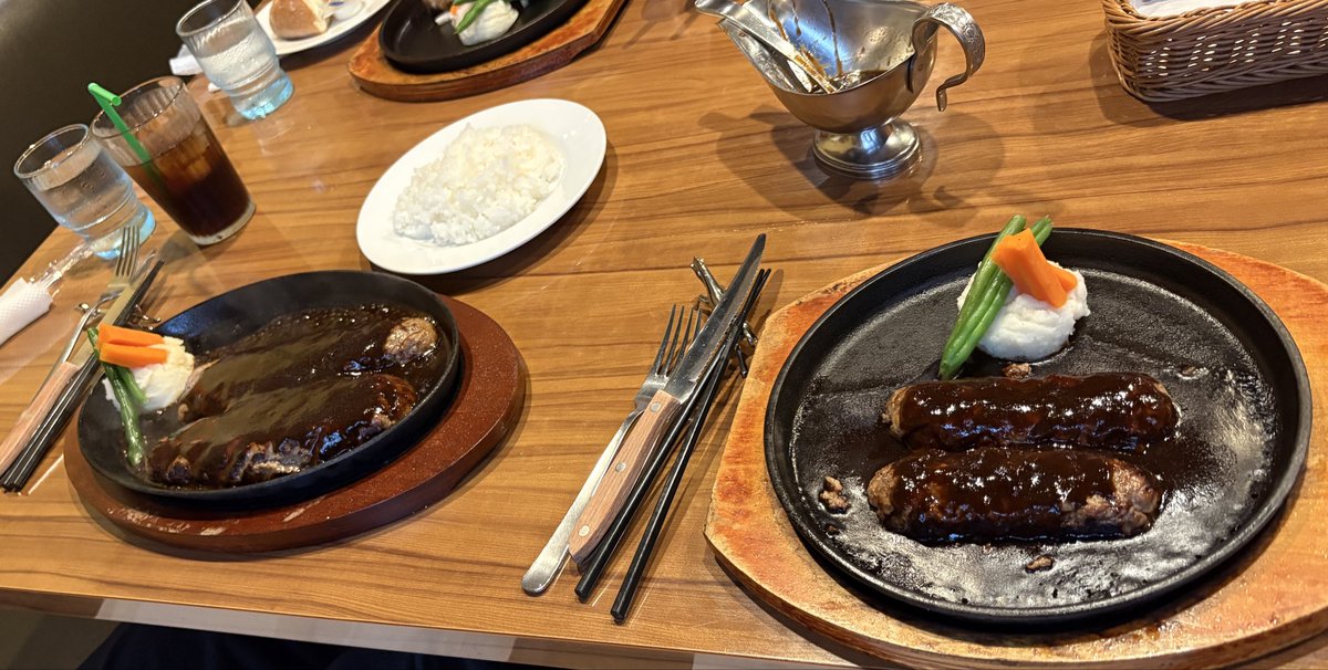FIRE1453243's tweet photo. 義母と家族でディナーで息子お気に入りのハンバーグ屋へ
右が私で左が息子
ちょっとわかりにくいけど息子は私の3倍サイズの1ポンド
体は小さいけど、見事な食べっぷり
さすが食べ盛りの中3男子ですね^_^ https://t.co/KSzA4zq9Kb