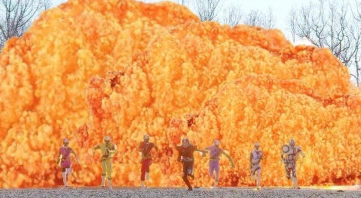 honnepost's tweet photo. 爆発シーンにも使えるファミチキ https://t.co/QWbvJG734X
