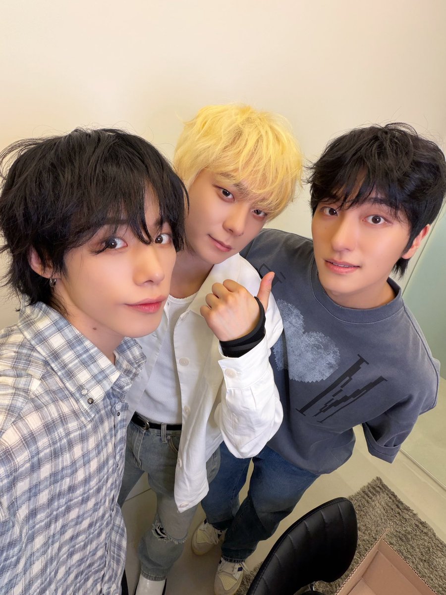 OmegaX_official's tweet photo. [📸]

2026 Kooky x OMEGA X COMEBACK PROJECT
[UNCAPPED] 발매 기념 Video Call EVENT 완료 💟

FOR X 여러분의 사랑과 응원 덕분에 무사히 발매될 수 있었던 이번 앨범!
오늘 Video Call 이벤트도 행복하게 잘 마무리하였습니다 👊

언제나 고마운 우리 포애기들, 다음 주도 화이팅해요 ‼️

#OMEGA_X #오메가엑스 #UNCAPPED #언캡트