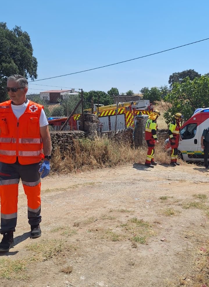 CruzRojaEX's tweet photo. En Oliva de la Frontera, un equipo de @CRE_Emergencias interviene junto a diversos recursos de emergencias en la atención a varias personas por una #Intoxicación por productos quimicos. https://t.co/xZJUFHq1Qt