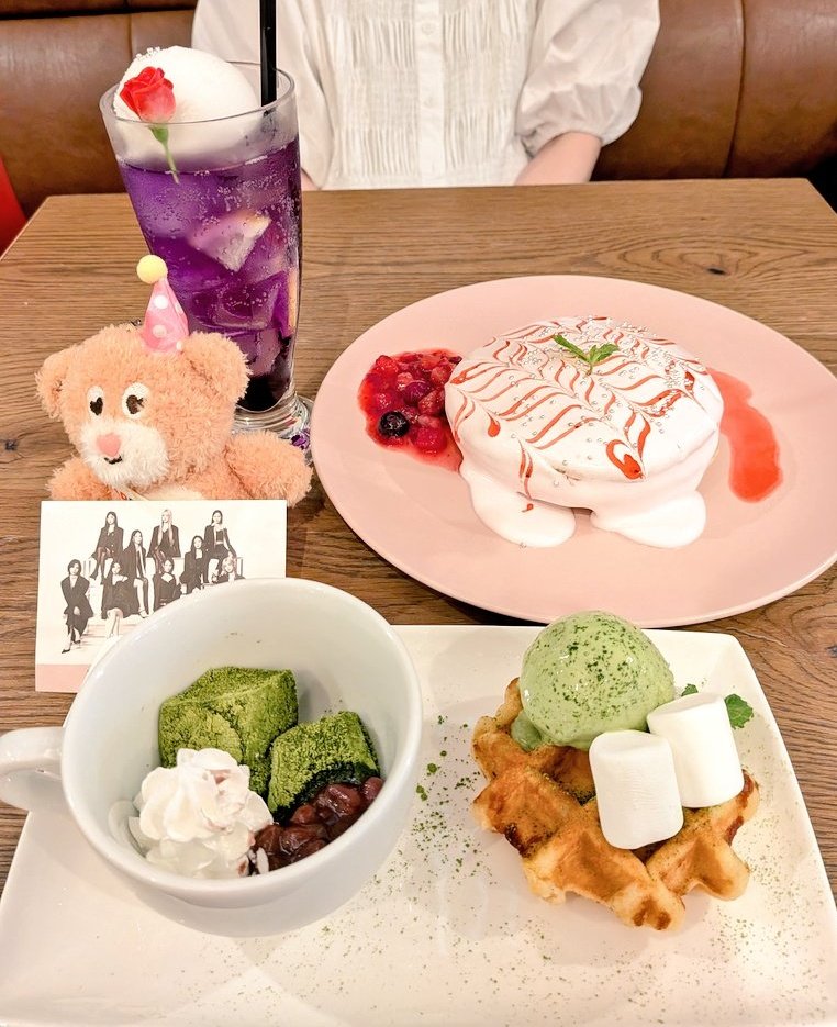 osamutan06's tweet photo. NiziUに囲まれて
コラボメニュー食べて
幸せな時間だった🍴☕✨️

#NiziU   #Portfolio #WithU　
#タワレコカフェ https://t.co/ZK7lqVWfrC