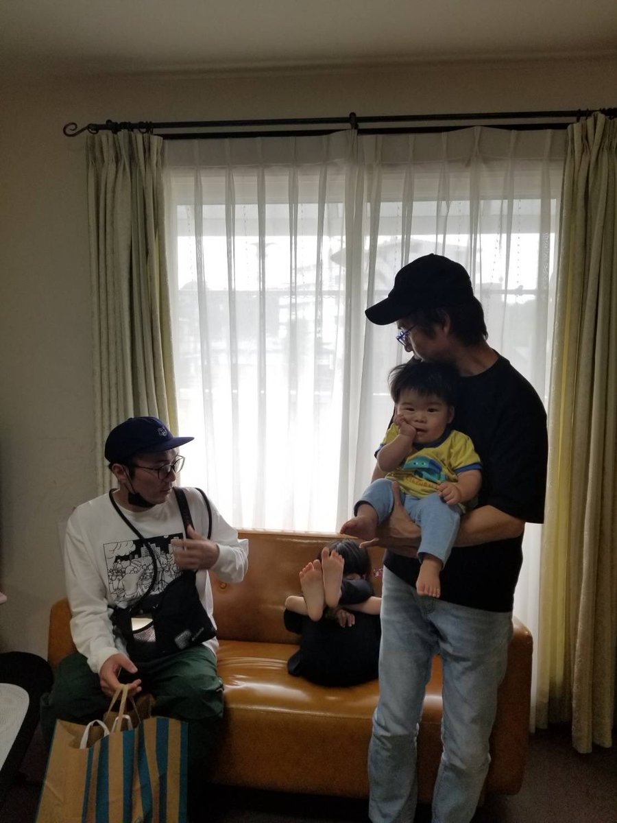 jinanmise's tweet photo. シギハラくんが我が家に遊びに来てくれました！
元気そうで何より！
子供達も何だか懐いてました(^^)
元じなんぼ〜いずに挟まれてるのに真顔の長男くん。。
多分帰ってほしくなかったのねw
頂いたタルト食べま〜す！ https://t.co/pJ8xkHlCHS