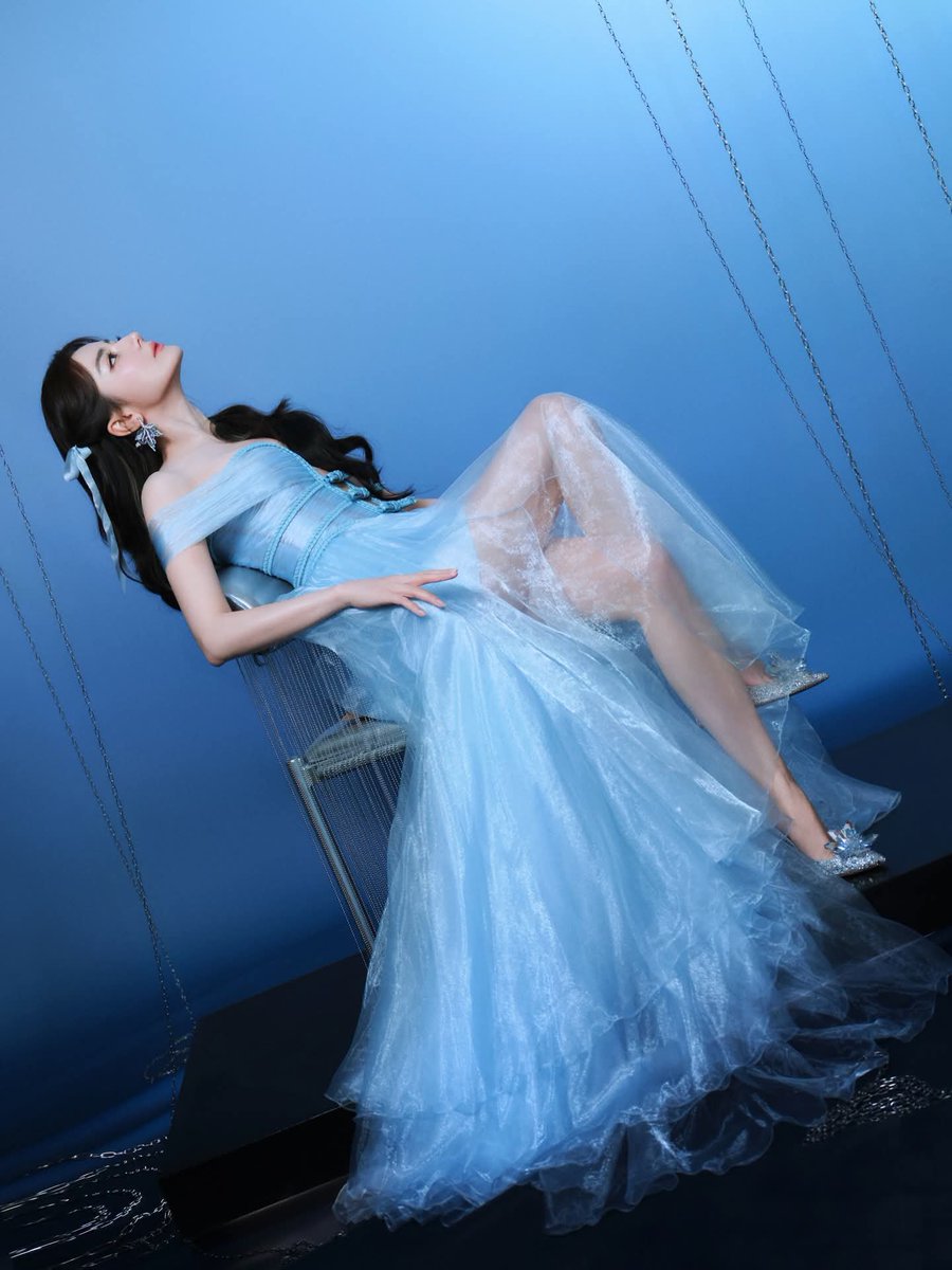 MelvaSunjians's tweet photo. 💙 Blue is the blank space of the sky, and also the romance flowing between our glasses at this moment🫐

#Dilraba studio Weibo update [05.07.2026]
#Anmuxi brand event 
Makeup: Liu Xin yue Hammer 
Hair: Fang Ke Frank https://t.co/s5qgvnkFEb
