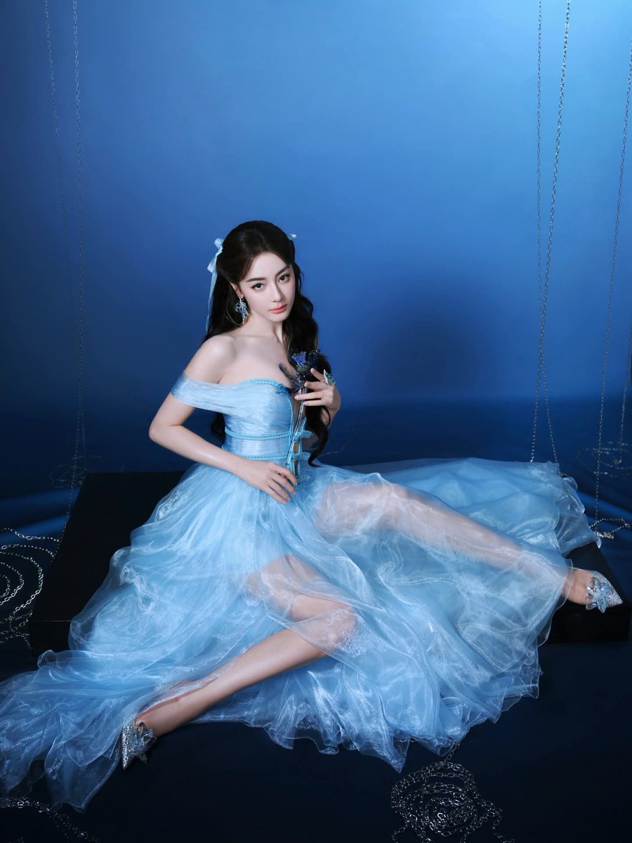 MelvaSunjians's tweet photo. 💙 Blue is the blank space of the sky, and also the romance flowing between our glasses at this moment🫐

#Dilraba studio Weibo update [05.07.2026]
#Anmuxi brand event 
Makeup: Liu Xin yue Hammer 
Hair: Fang Ke Frank https://t.co/s5qgvnkFEb