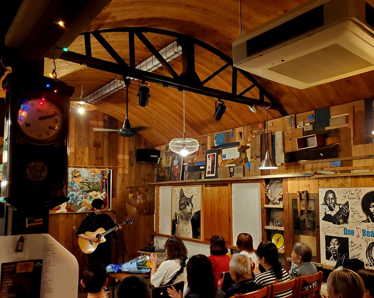 yamasho_choroo's tweet photo. 今日は音楽仲間の山口貴正の京都城陽ワンマンの手伝いに行ってきました！

1年以上かけて貴正が城陽の街で紡いできたものがはっきり形になって優しい空間を作っていました。

僕も自分の曲を1曲と2人で作った夏音という曲を2人で歌わせてもらいました。

同じ空間にいれて幸せでした！
ありがとう！ https://t.co/hVmYxkAkmd