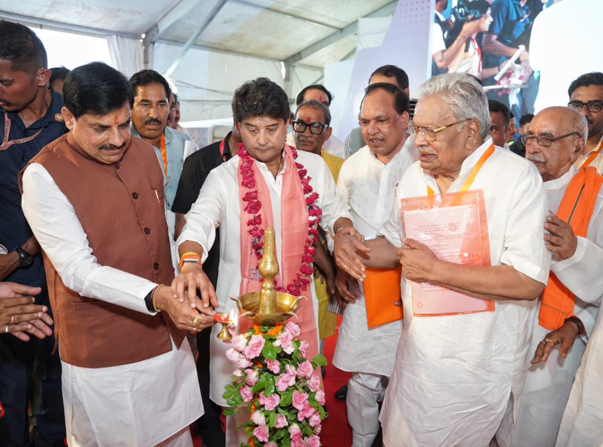 BJP4MP's tweet photo. मुख्यमंत्री @DrMohanYadav51 जी एवं केंद्रीय मंत्री श्री @JM_Scindia जी ने आज शिवपुरी में आयोजित कार्यक्रम में ₹2,500 करोड़ की लागत से निर्मित होने वाले अदाणी डिफेंस एंड एयरोस्पेस के मैन्युफैक्चरिंग प्लांट का भूमिपूजन एवं शिलान्यास किया। साथ ही अदाणी समूह द्वारा प्रदर्शित अत्याधुनिक हथियारों एवं रक्षा उपकरणों के मॉडल्स का अवलोकन भी किया।

इस अवसर पर अन्य जनप्रतिनिधि, भाजपा पदाधिकारी एवं गणमान्यजन उपस्थित रहे।