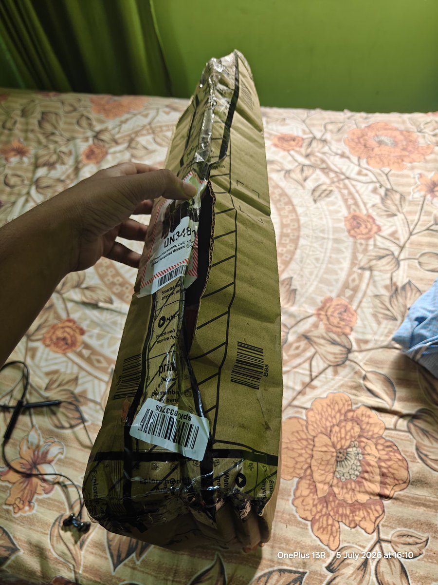 Pratikprgupta's tweet photo. @AmazonHelp @amazon @amazonIN
I've been an Amazon customer for 15+ years and never received a used product sold as new. My Realme Buds arrived in a damaged Amazon box, and completely broken brand seal &amp; damaged packaging. https://t.co/14GjMJGr12
