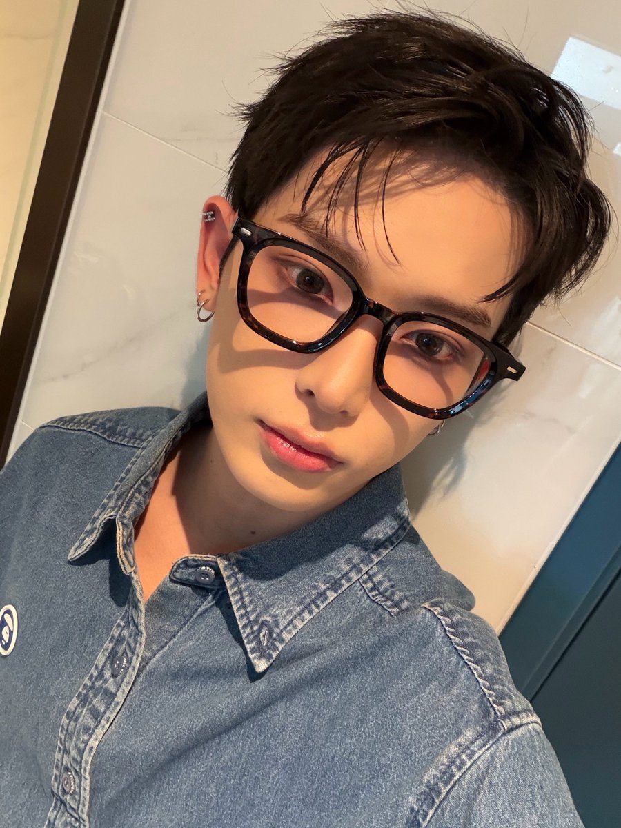zzizzizick's tweet photo. 저는 정말 안경을 조아하는 사람인데 이러면 저 기절합니다 https://t.co/f3fZ01QoLc