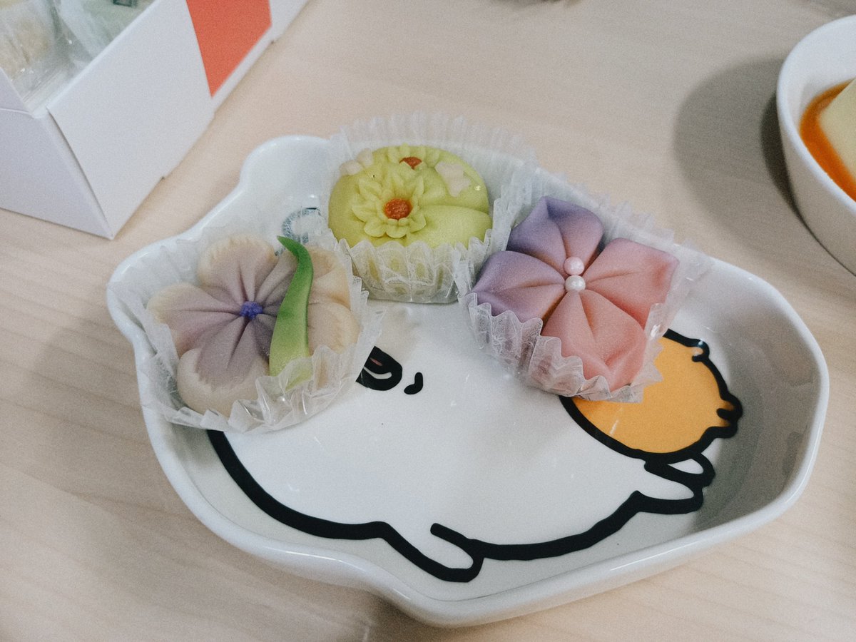 WHParker2's tweet photo. 환상적인 티타임 됴아 https://t.co/0oUGiHyvgN