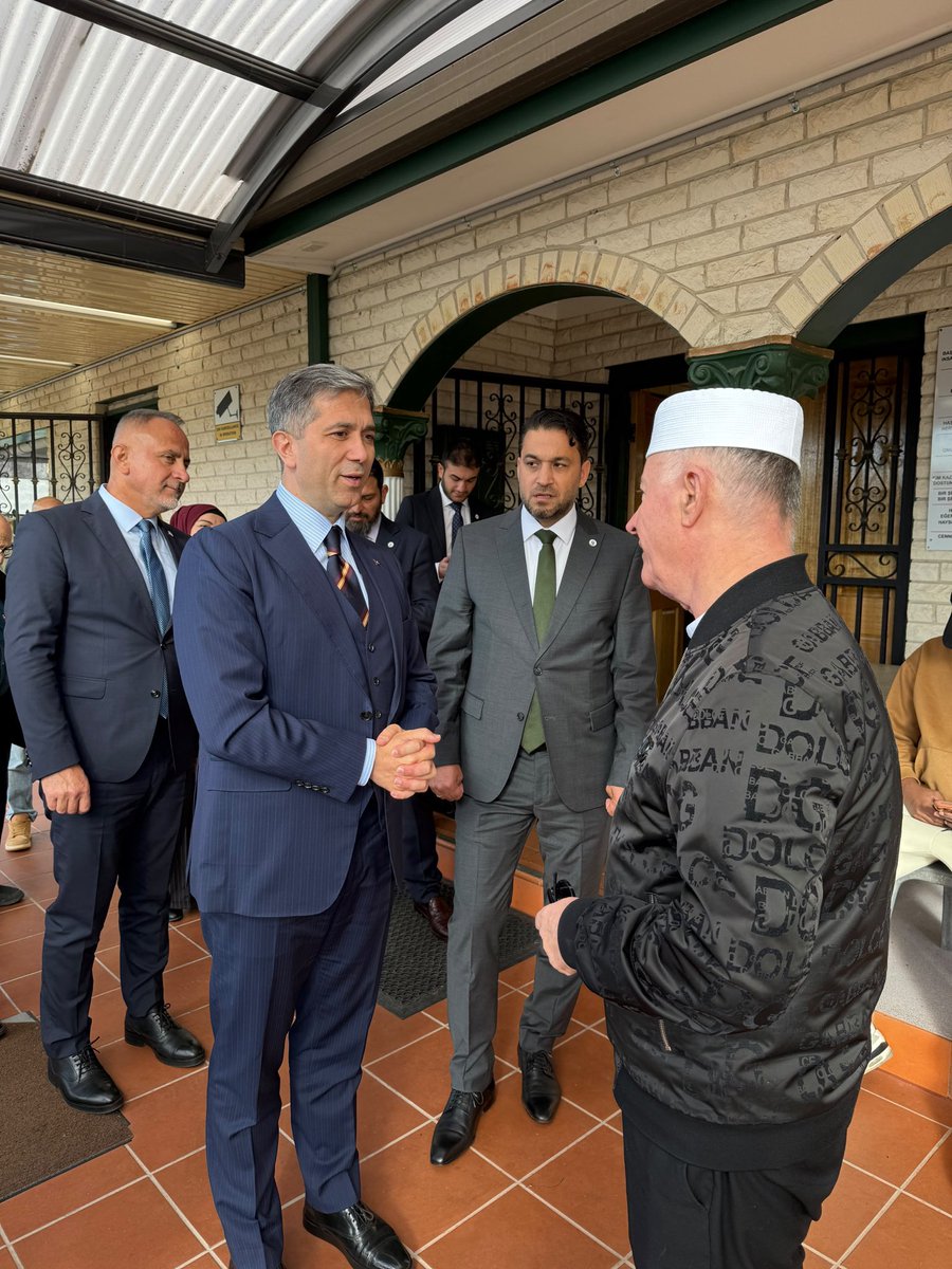 SirakayaZafer's tweet photo. 📍Avustralya 

Avustralya temaslarımız kapsamında, Thomastown Camii’nde kıymetli vatandaşlarımızla ve cami cemaatimizle bir araya gelerek hasret giderdik.

Yurt dışındaki vatandaşlarımızın birlik ve beraberliğine katkı sunan, nesillerimiz arasında milli ve manevi değerlerimizi yaşatan camilerimiz; aynı zamanda kardeşliğimizin, dayanışmamızın ve gönül bağlarımızın en güçlü adresleridir.

Misafirperverlikleri ve gönülden sohbetleri için Thomastown Camii Yönetimine ve tüm vatandaşlarımıza yürekten teşekkür ediyorum. 

Rabbim birlik ve beraberliğimizi daim eylesin.